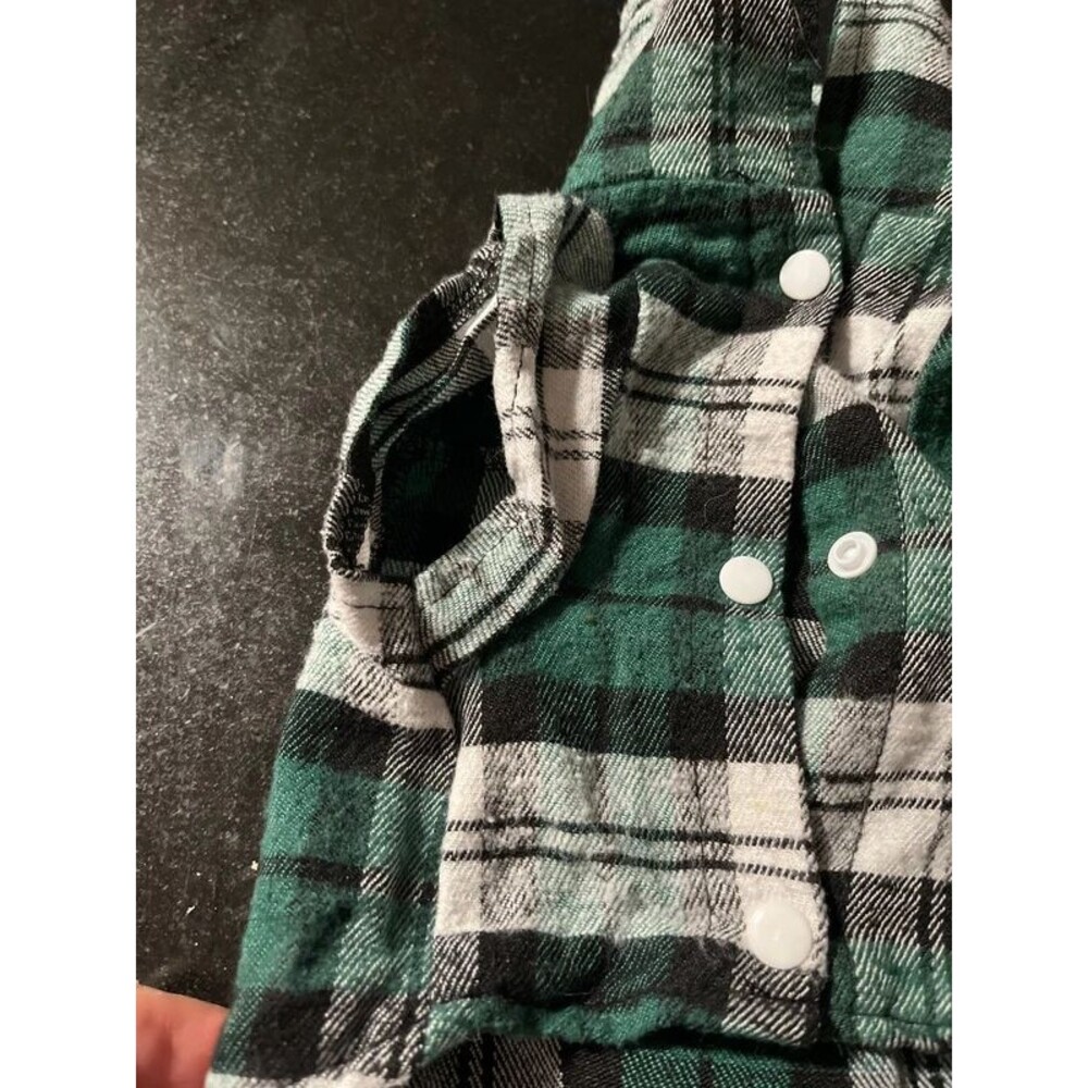 Green white and black flannel shirt for a cat cleaned - Picture 3 of 6